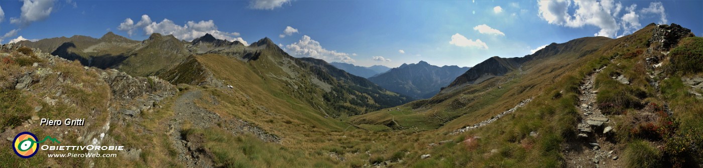 50 In decisa salita per Cima di Lemma con vista verso i Laghi di Porcile di Valle Lunga.jpg